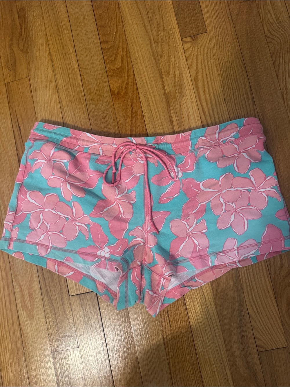 Vineyard vines floral shorts. Size large